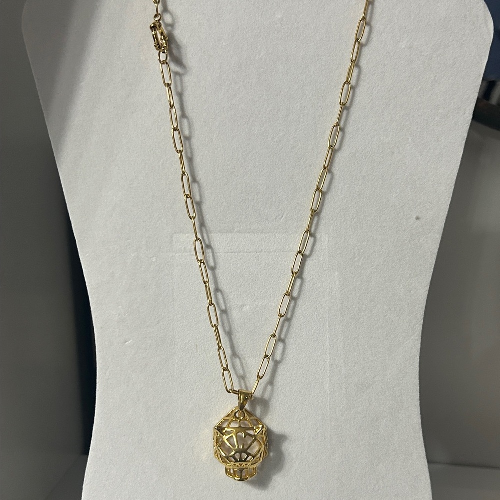 Elegant Gold Pendant Necklace